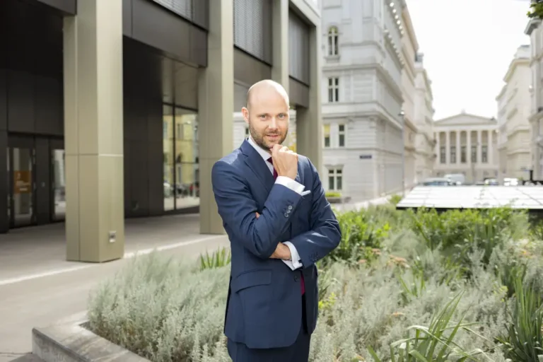 Rechtsanwalt Mag. Ibesich vor seiner Kanzlei in 1080 Wien